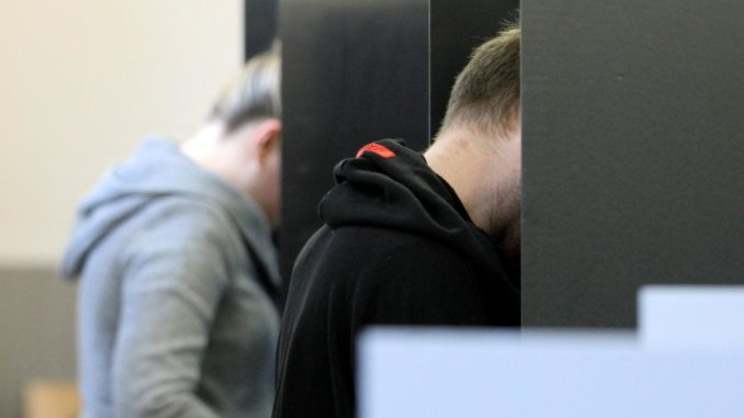 Wähler in einem Wahllokal (Archiv) (über dts Nachrichtenagentur)