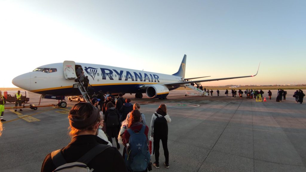 Passagiere laufen über das Rollfeld zu einem Ryanair-Flugzeug (Archiv) (über dts Nachrichtenagentur)