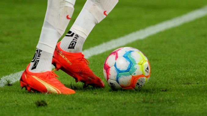 Fußballer mit Ball (über dts Nachrichtenagentur)