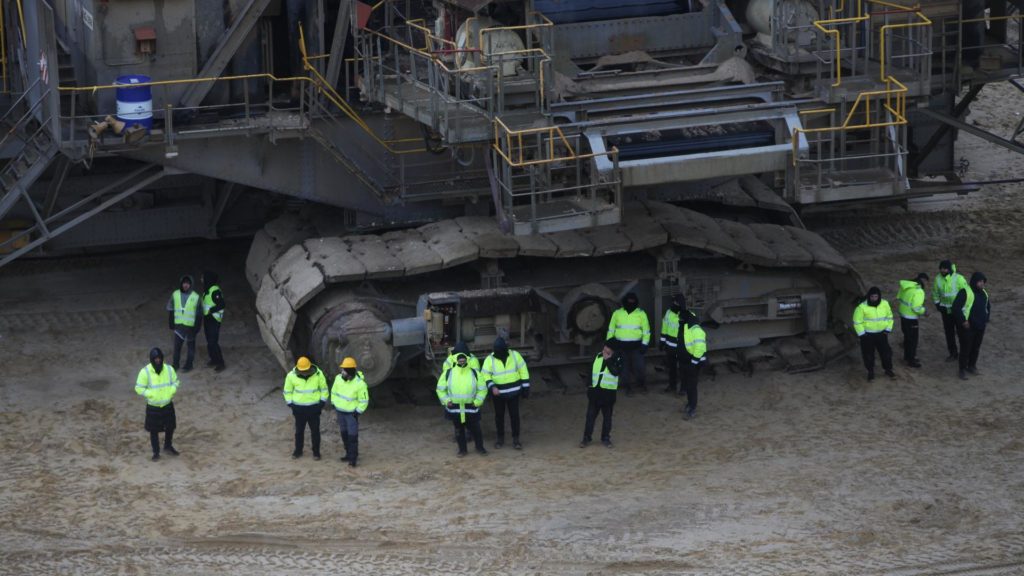 RWE-Mitarbeiter sichern Bagger bei Demo bei Lützerath am 14.01.2023 (über dts Nachrichtenagentur)