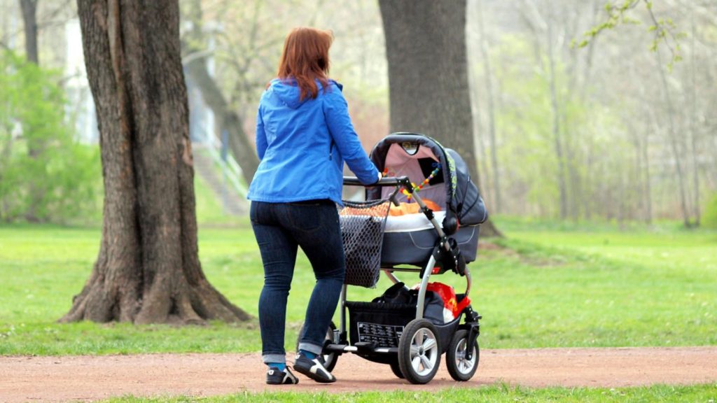 Mutter mit Kinderwagen (über dts Nachrichtenagentur)