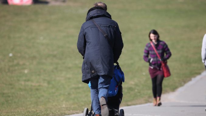 Vater mit Kind (über dts Nachrichtenagentur)