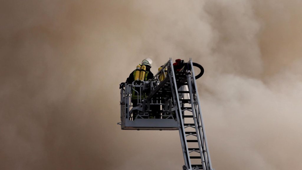 Feuerwehr auf einer Drehleiter (Archiv) (über dts Nachrichtenagentur)