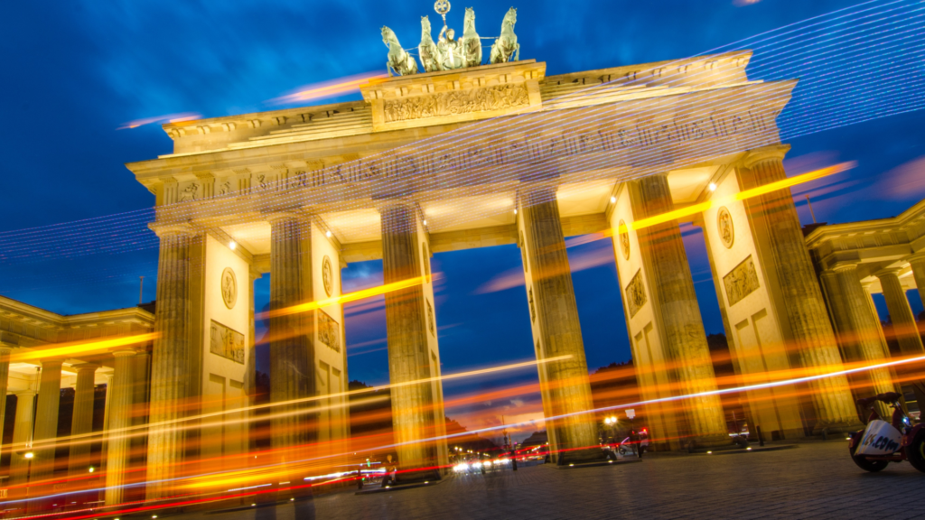 Beleuchtetes Brandenburger Tor in Berlin (über cozmo news)