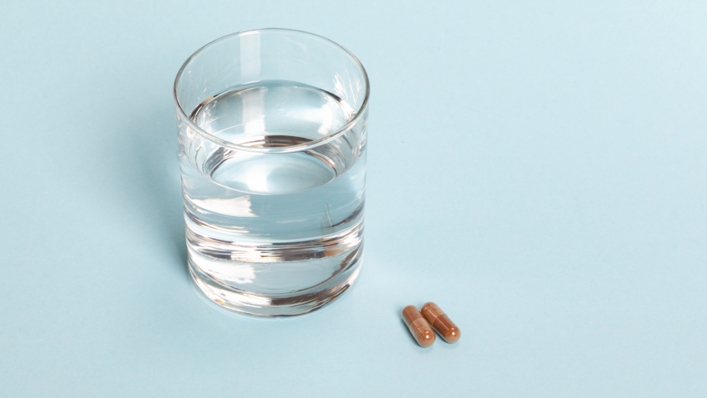 Tabletten mit einem Glas Wasser (über cozmo news)