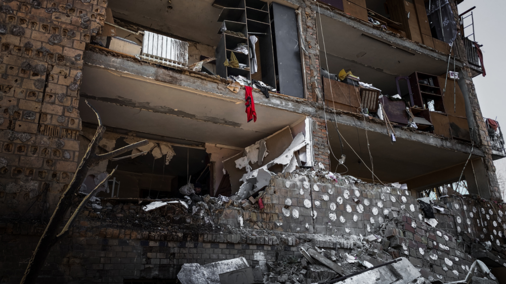 Zerstörtes Wohnhaus in Kiew (über cozmo news)