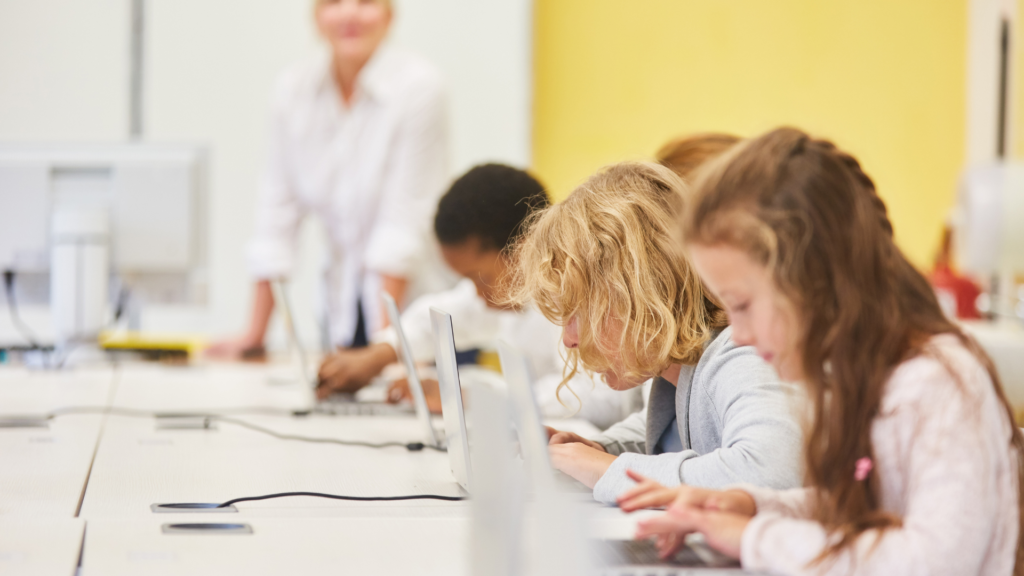 Schüler arbeiten mit dem PC (über cozmo news)