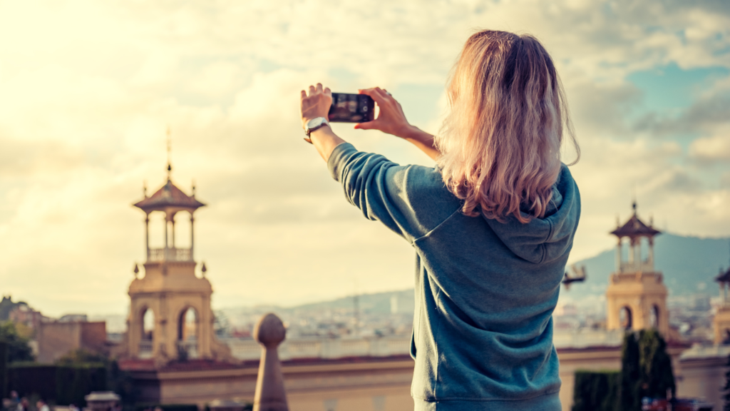 Frau schießt Urlaubsbilder mit dem Smartphone (über cozmo news)
