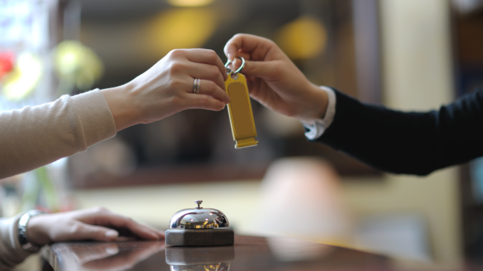 Hotelrezeption (über cozmo news)