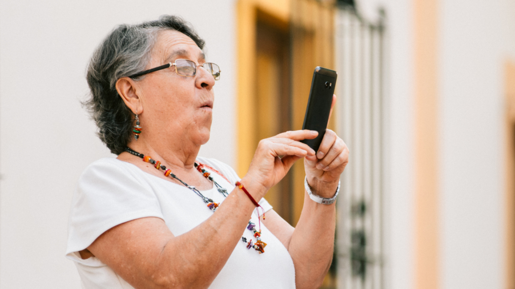 Seniorin nutzt Smartphone (über cozmo news)