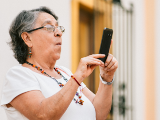 Bitkom-Umfrage: Drei Viertel der Über-65-Jährigen nutzen Smartphone oder Handy