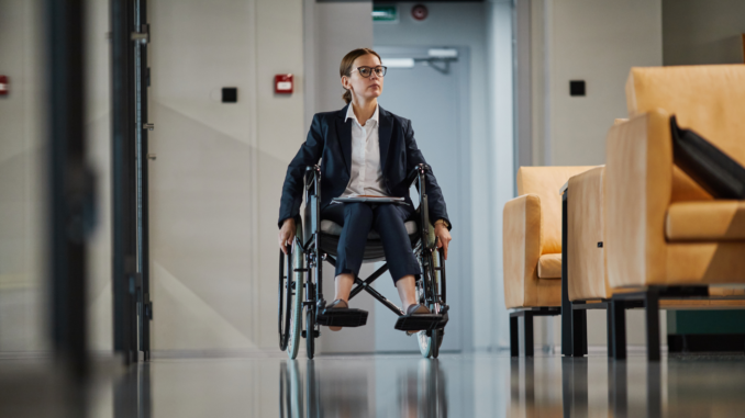 Frau im Rollstuhl (über cozmo news)