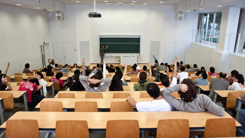 Vorlesungsbetrieb an einer Hochschule (über cozmo news)