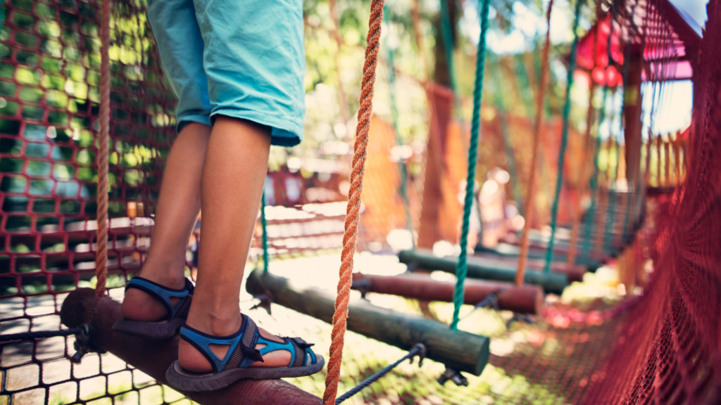 Kind spielt auf einem Spielplatz (über cozmo news)