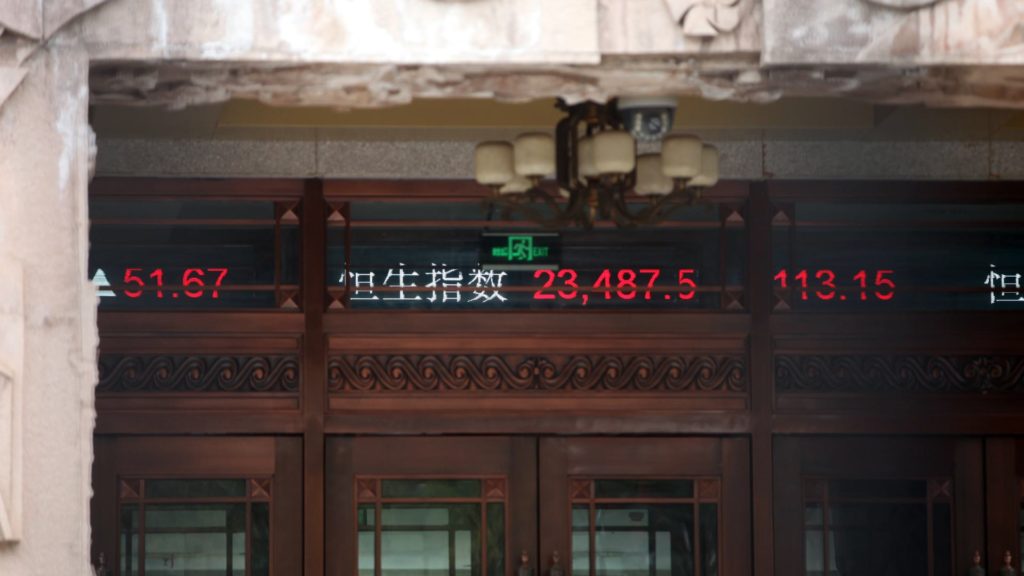 Chinesische Börsenkurse auf einem Laufband (Archiv) (über dts Nachrichtenagentur)