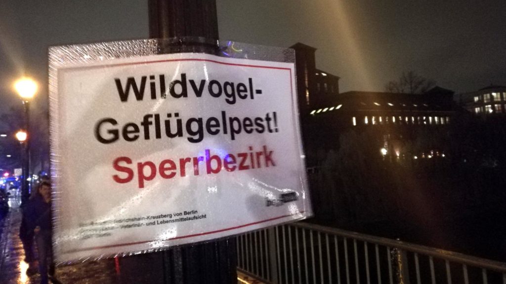 Warnschild vor Geflügelpest in Berlin (Archiv) (über dts Nachrichtenagentur)