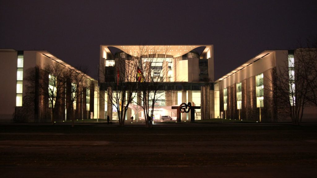 Bundeskanzleramt bei Nacht (Archiv) (über dts Nachrichtenagentur)