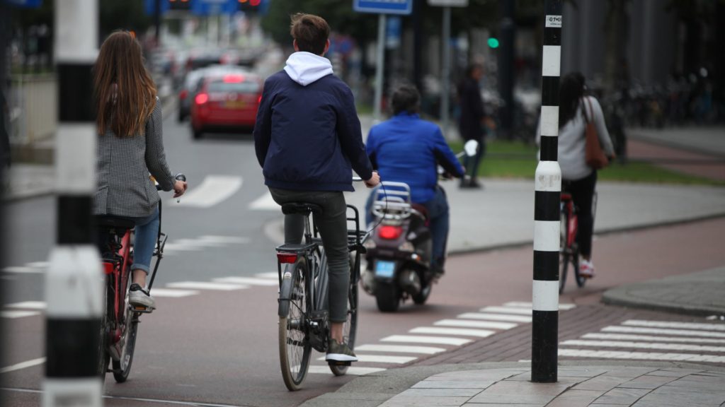 Fahrradfahrer und Rollerfahrer (Archiv) (über dts Nachrichtenagentur)