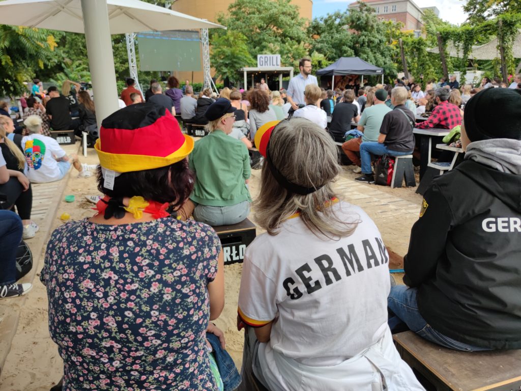 Public Viewing im Berliner Biergarten BRLO (Archiv) (über dts Nachrichtenagentur)