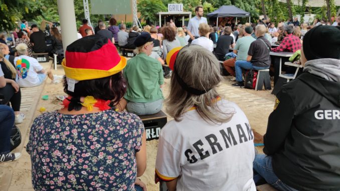Public Viewing im Berliner Biergarten BRLO (Archiv) (über dts Nachrichtenagentur)