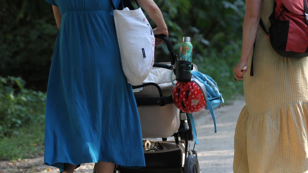 Zwei Frauen mit Kinderwagen im Sommer 2023 (über dts Nachrichtenagentur)