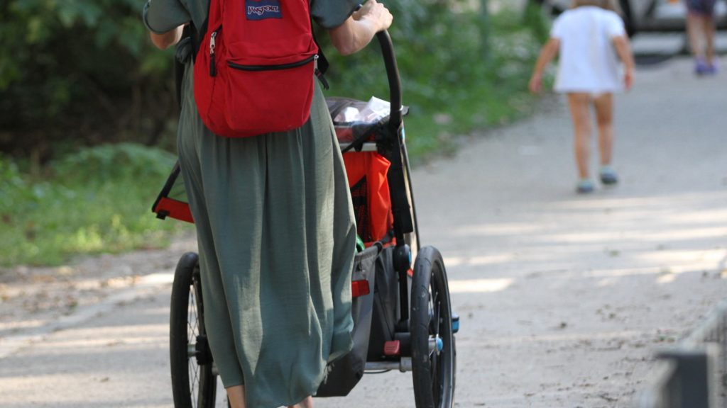 Mutter mit Kind und Kinderwagen am 21.08.2023 (über dts Nachrichtenagentur)