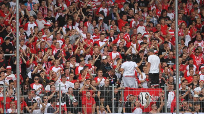 Fans im Fußballstadion (Archiv) (über dts Nachrichtenagentur)