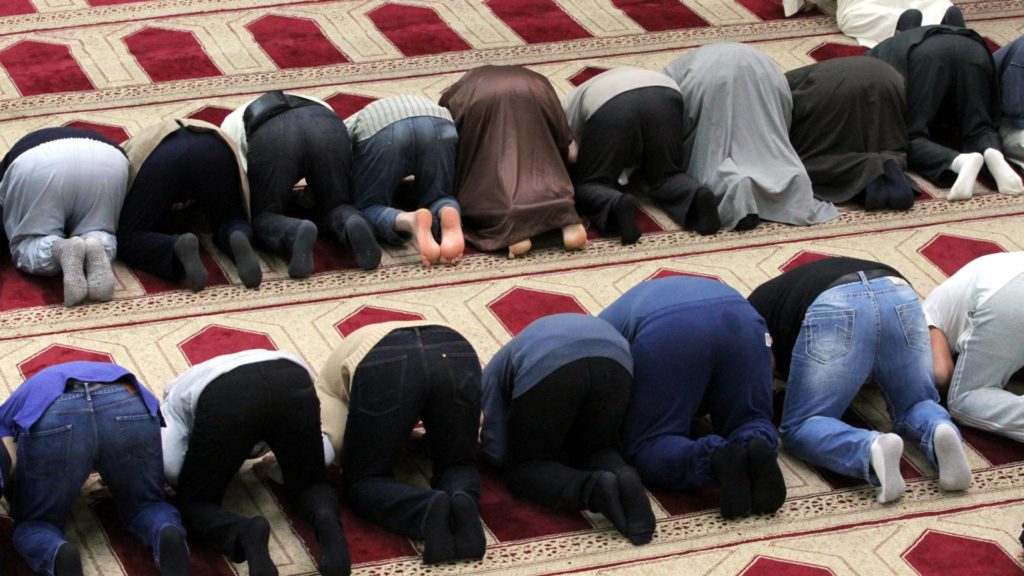 Gläubige Muslime beim Gebet in einer Moschee (Archiv) (über dts Nachrichtenagentur)