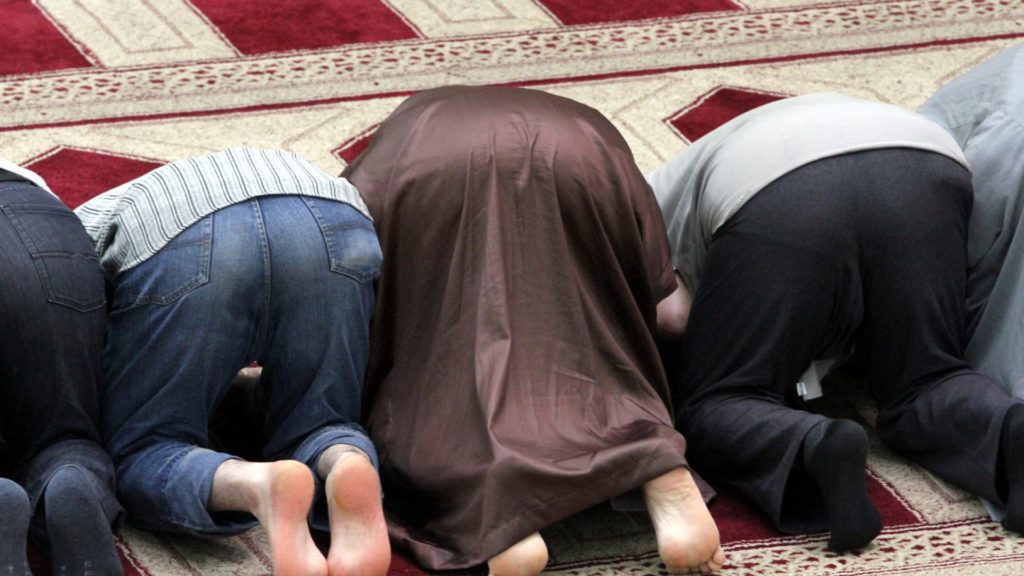 Gläubige Muslime beim Gebet in einer Moschee (Archiv) (über dts Nachrichtenagentur)