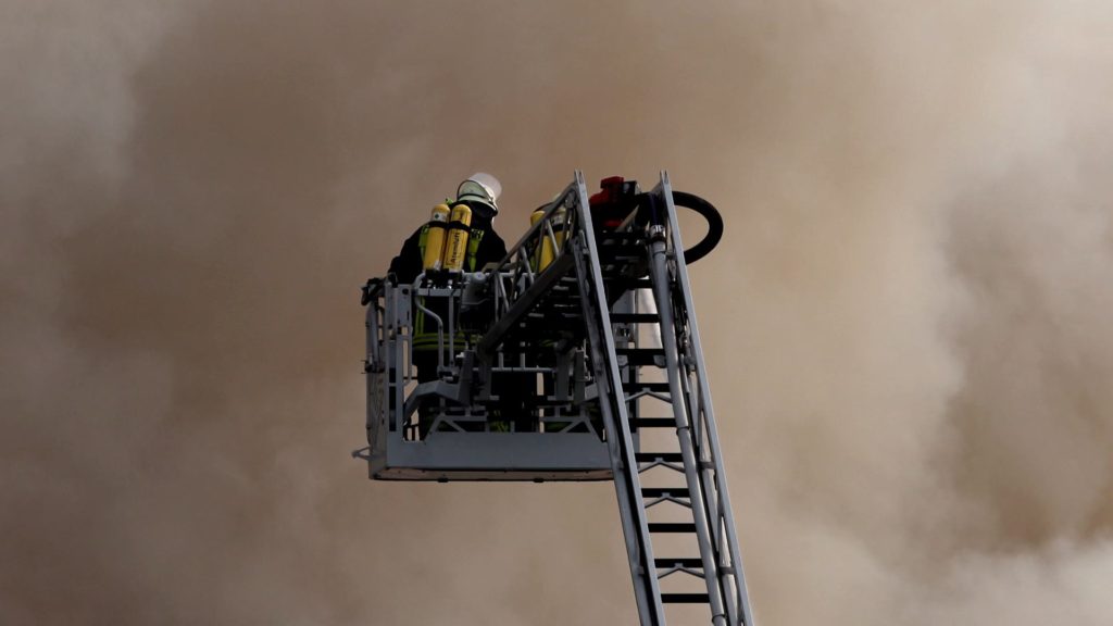 Feuerwehr auf einer Drehleiter (Archiv) (über dts Nachrichtenagentur)