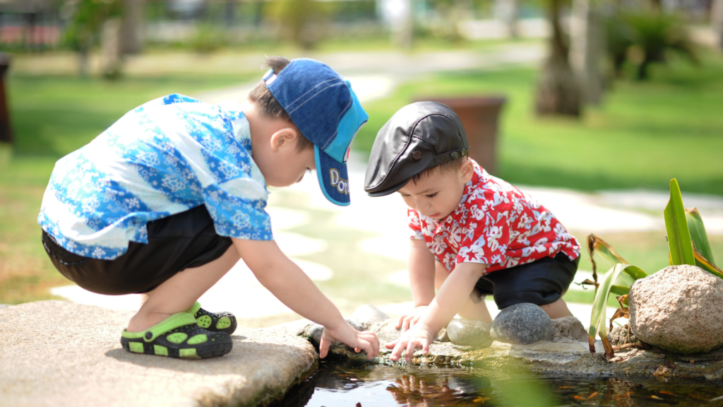 Kinder spielen am Wasser (über cozmo news)