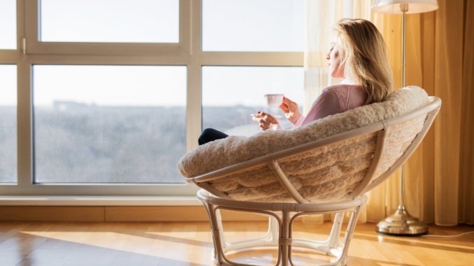 Frau sitzt auf Stuhl (über cozmo news)