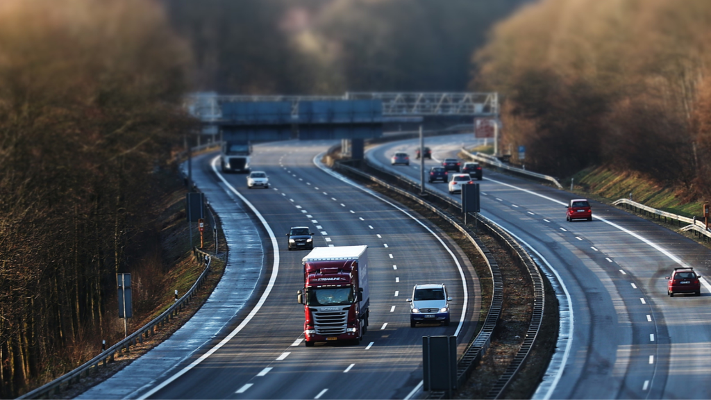 Zahl mautpflichtiger Lkws auf Autobahnen im August zurückgegangen