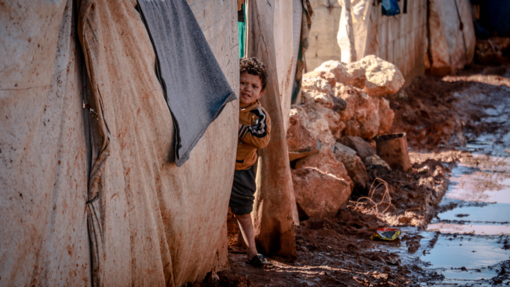 Kind in einem Flüchtlingscamp (über cozmo news)