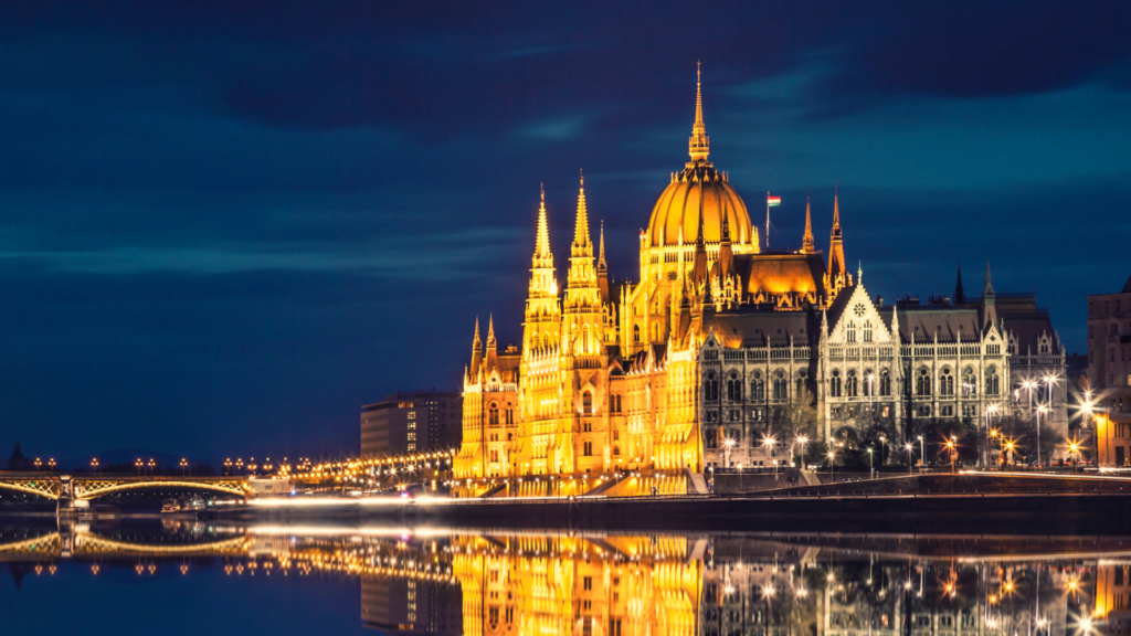 Nächtlich beleuchtetes Parlament von Ungarn (über cozmo news)