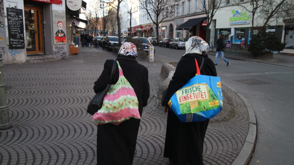 Zwei Frauen mit Kopftuch in Berlin-Kreuzberg (Archiv) (über dts Nachrichtenagentur)