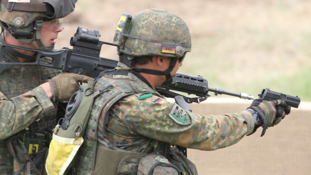 Bundeswehr-Soldat mit Pistole (Archiv) (über dts Nachrichtenagentur)