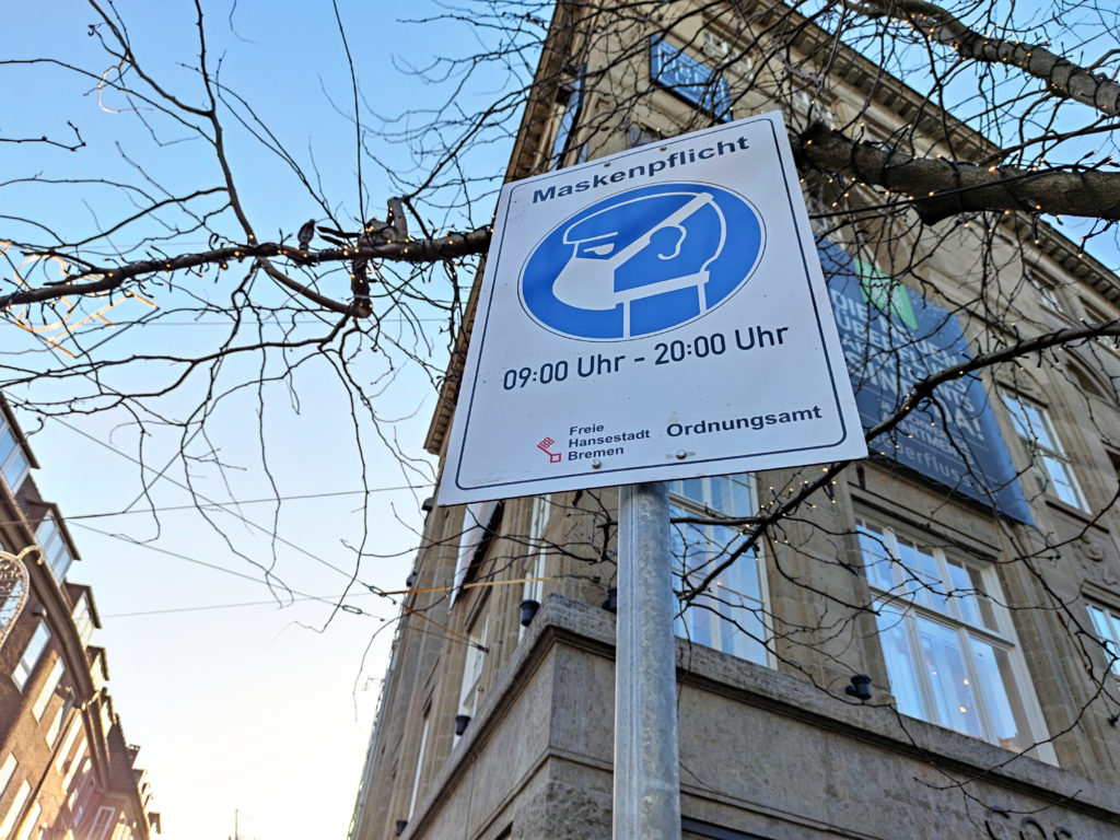 Hinweisschild auf Maskenpflicht in einer Fußgängerzone (Archiv) (über dts Nachrichtenagentur)