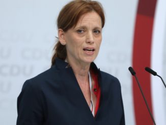 Prien will Thematisierung von Angriff auf Israel in Schulen