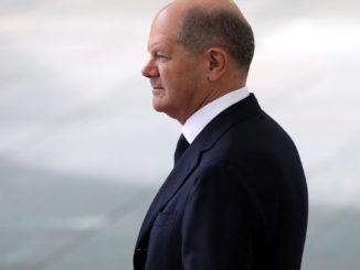 Scholz tritt nach Sportunfall mit Augenklappe auf