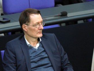 Krankenkassen fürchten Milliarden-Defizit durch Lauterbach-Reformen