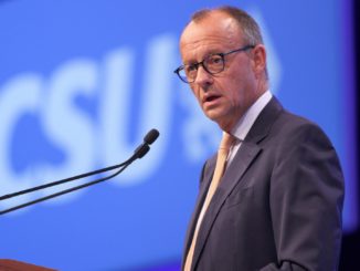 Merz gibt Asylsuchenden Schuld an Arztterminmangel