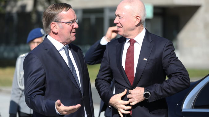 Yoav Gallant und Boris Pistorius am 28.09.2023 (über dts Nachrichtenagentur)