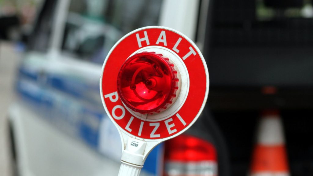 Halt-Stopp-Schild der Polizei bei einer Verkehrskontrolle (Archiv) (über dts Nachrichtenagentur)
