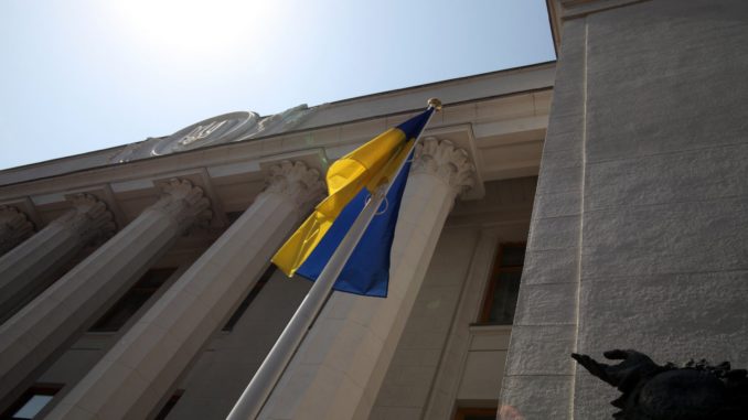 Ukrainische Flagge vor dem Parlament in Kiew (Archiv) (über dts Nachrichtenagentur)