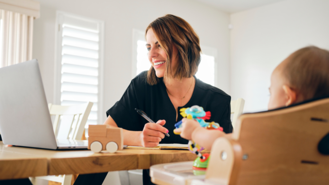 Mutter im Homeoffice (über cozmo news)