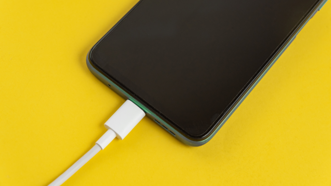 Smartphone wird aufgeladen (über cozmo news)