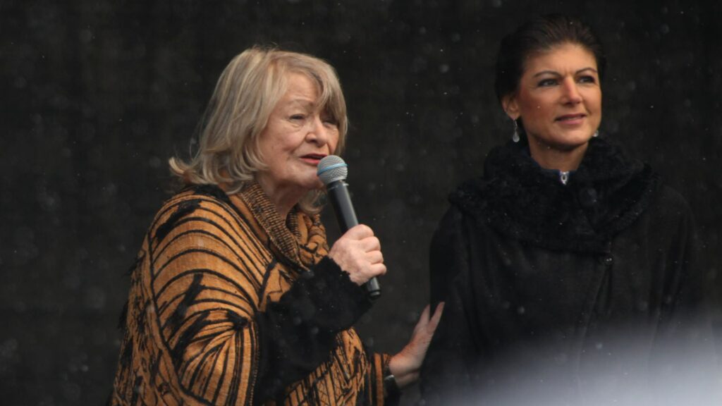 Alice Schwarzer und Sahra Wagenknecht auf Demo am 25.02.2023 (über dts Nachrichtenagentur)