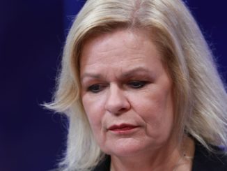 Nach Wahlniederlage in Hessen: SPD hält an Faeser als Bundesinnenministerin fest