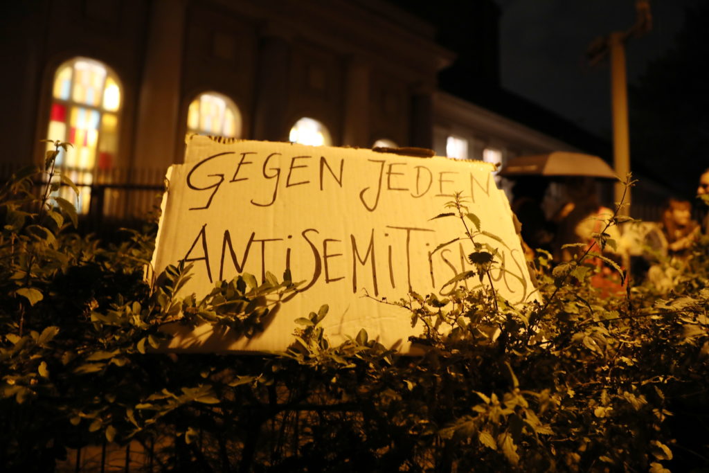 Mahnwache vor der Synagoge am 13.10.2023 (über dts Nachrichtenagentur)